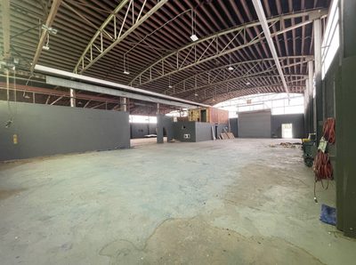 906 Payne St — interior, 25ft ceilings