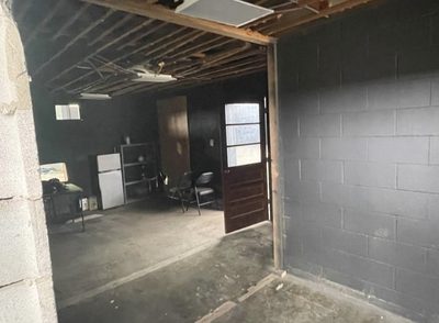 906 Payne St — office area